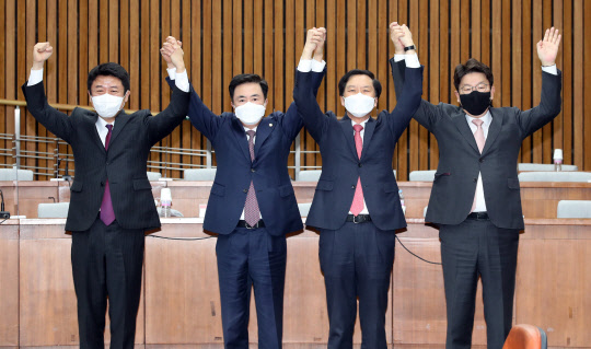 국민의힘 원내대표 선거에 출마한 (왼쪽부터) 유의동·김태흠·김기현·권성동 의원이 27일 국회에서 열린 재선 의원모임 초청 원내대표 후보 토론회에서 의원들에게 인사하고 있다. [연합뉴스]